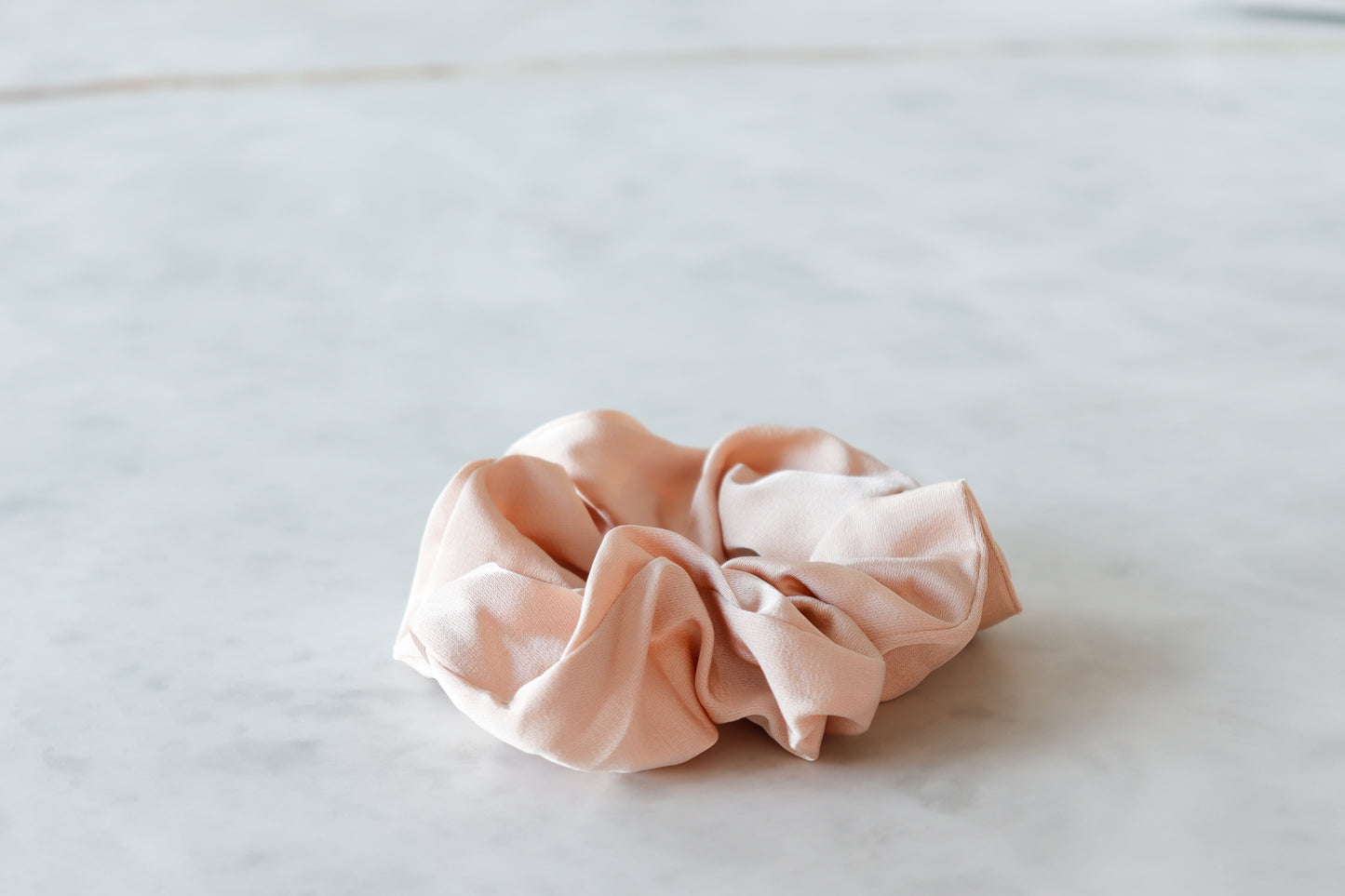 Lichtroze scrunchie