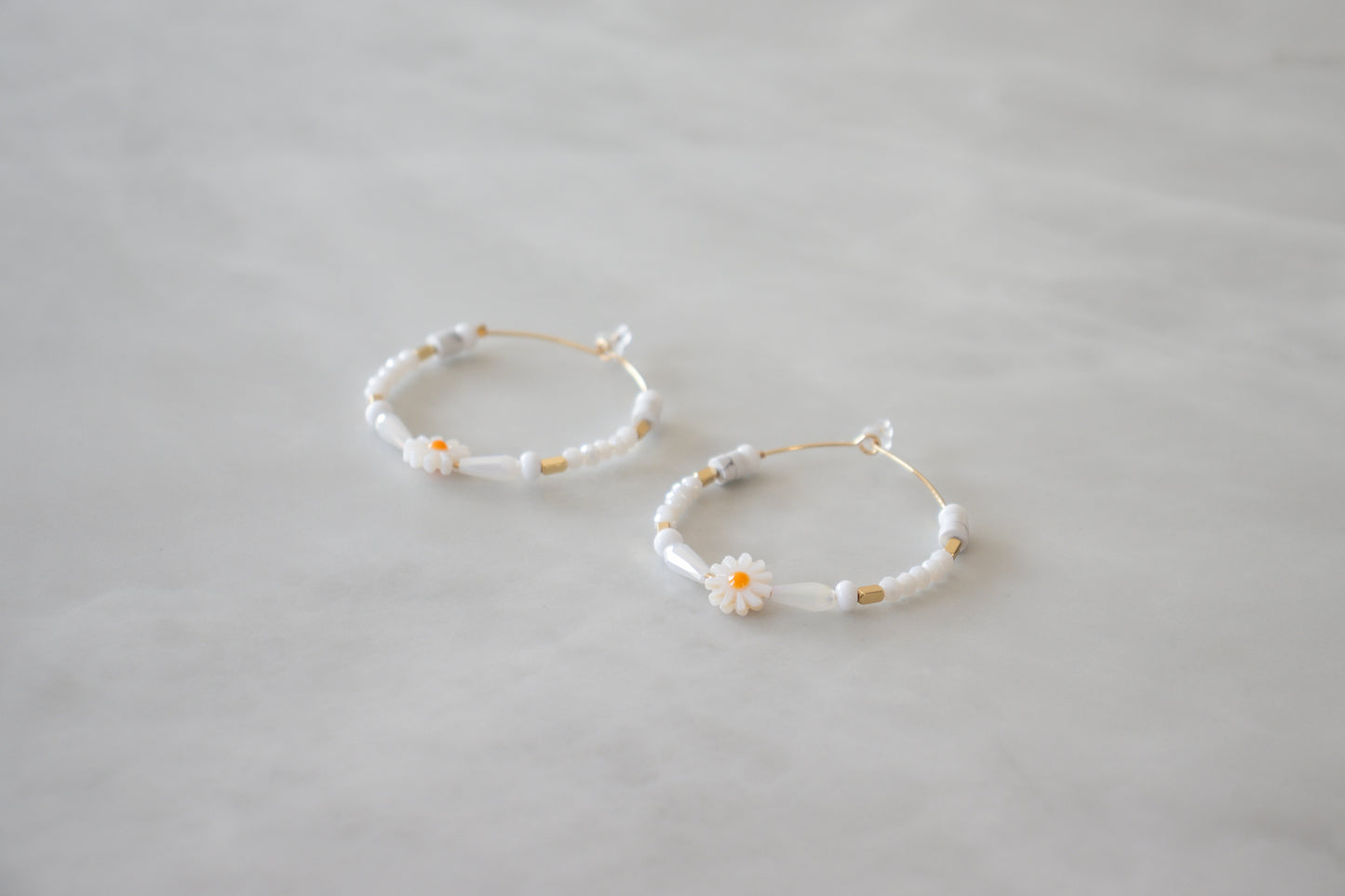 Oorbellen met witte Kralen en Madeliefje - Bélice - Belice - Bélice Goes Out - Wit - Ronde Oorbel - Accessoires - Dames - Lente