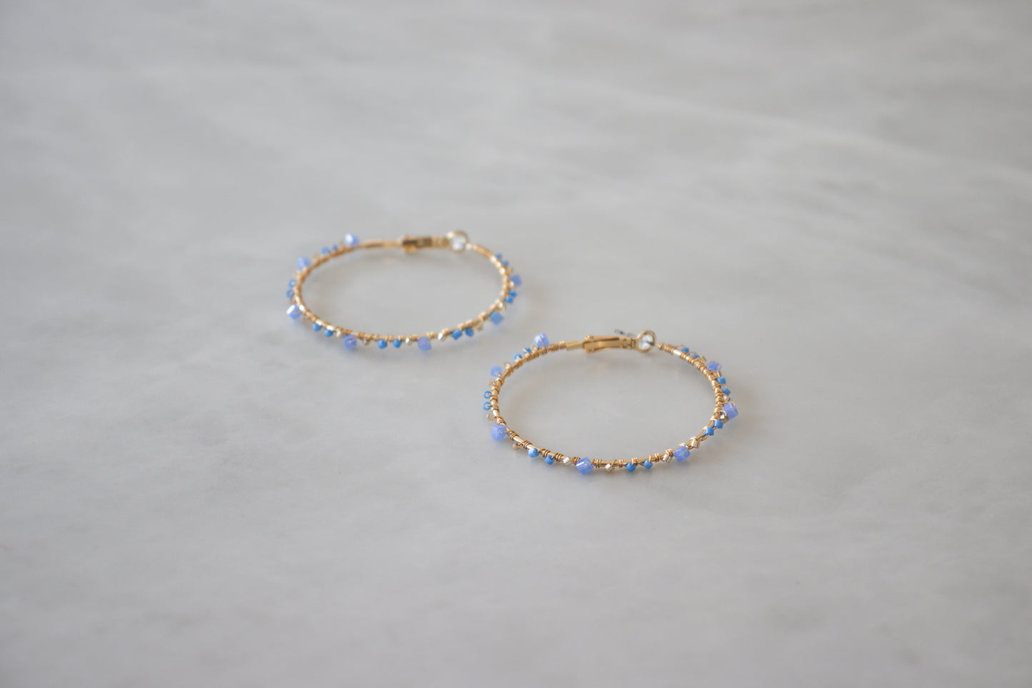 Gouden Ronde Oorbellen met Blauwe Steentjes - Bélice - Belice - Bélice At Work - Blauw - Ronde Oorbel - Accessoires - Dames - Lente