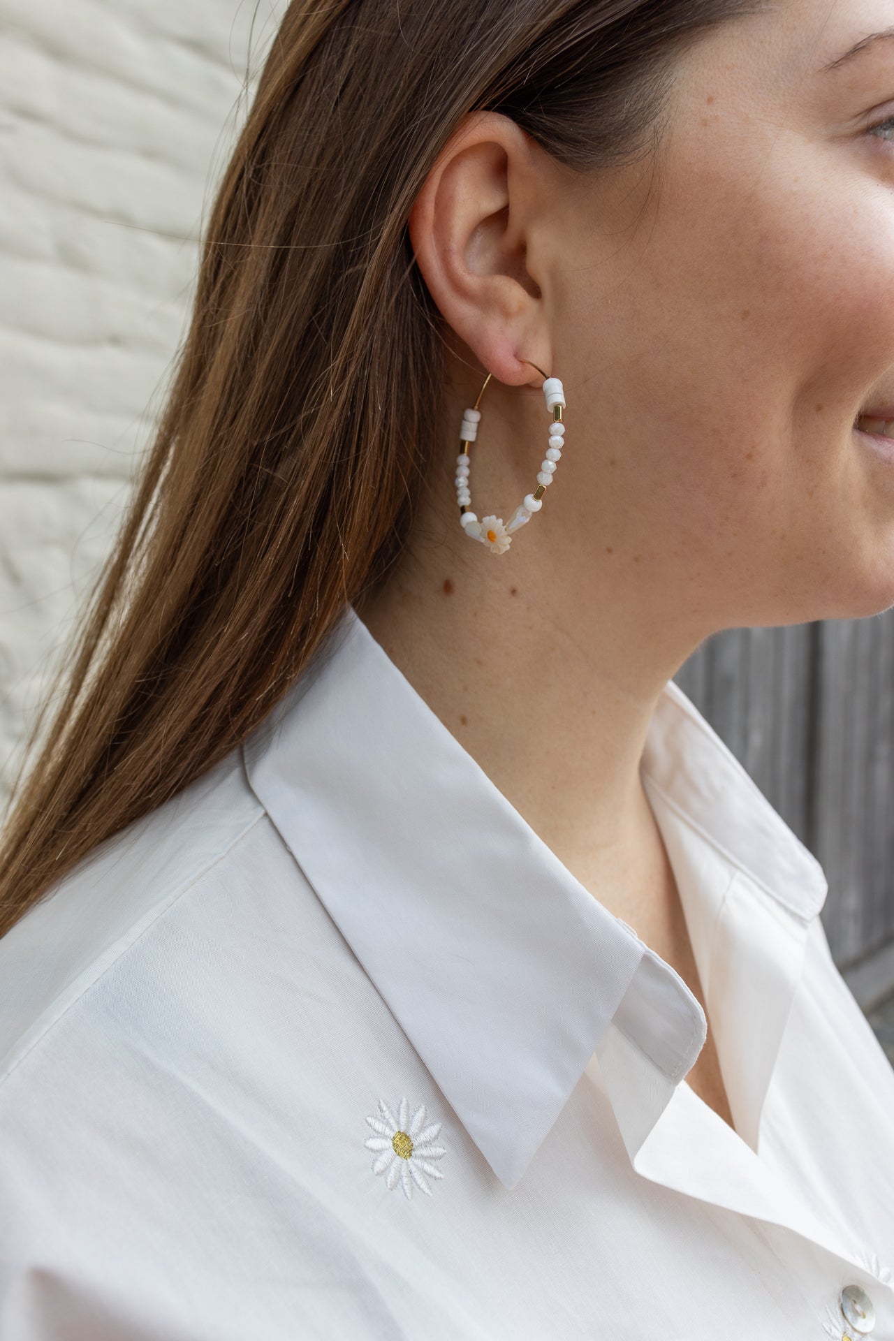 Oorbellen met witte Kralen en Madeliefje - Bélice - Belice - Bélice Goes Out - Wit - Ronde Oorbel - Accessoires - Dames - Lente
