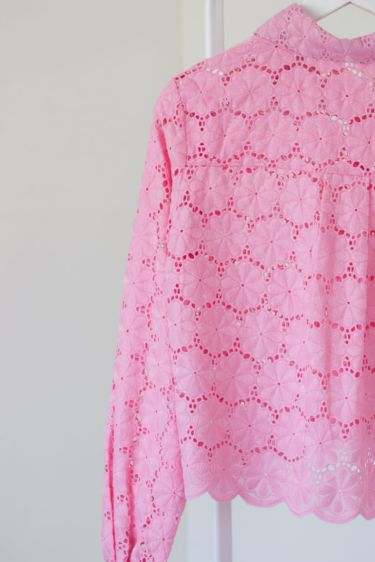 Roze blouse met bloemendetail