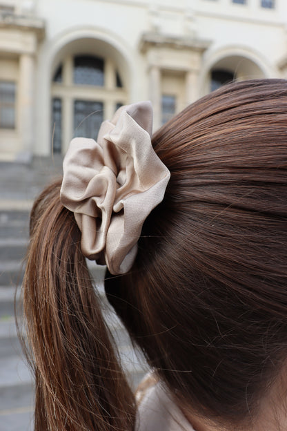 Donkerbeige scrunchie