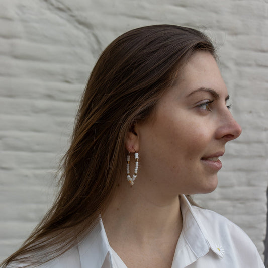 Oorbellen met witte Kralen en Madeliefje - Bélice - Belice - Bélice Goes Out  - Wit - Ronde Oorbel - Accessoires - Dames - Lente 
