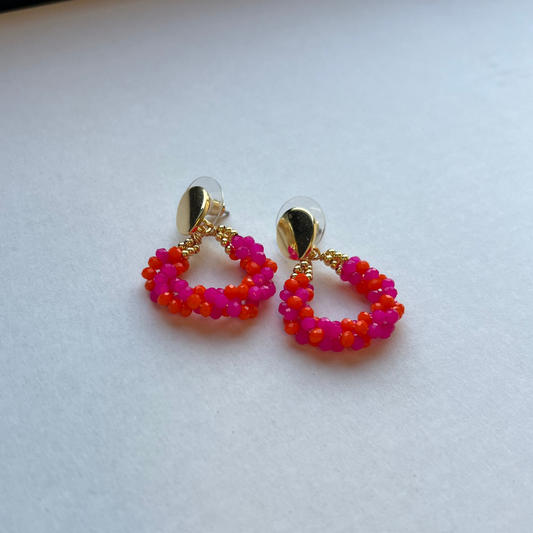 Loop oorbel met roze en oranje bloemen parels